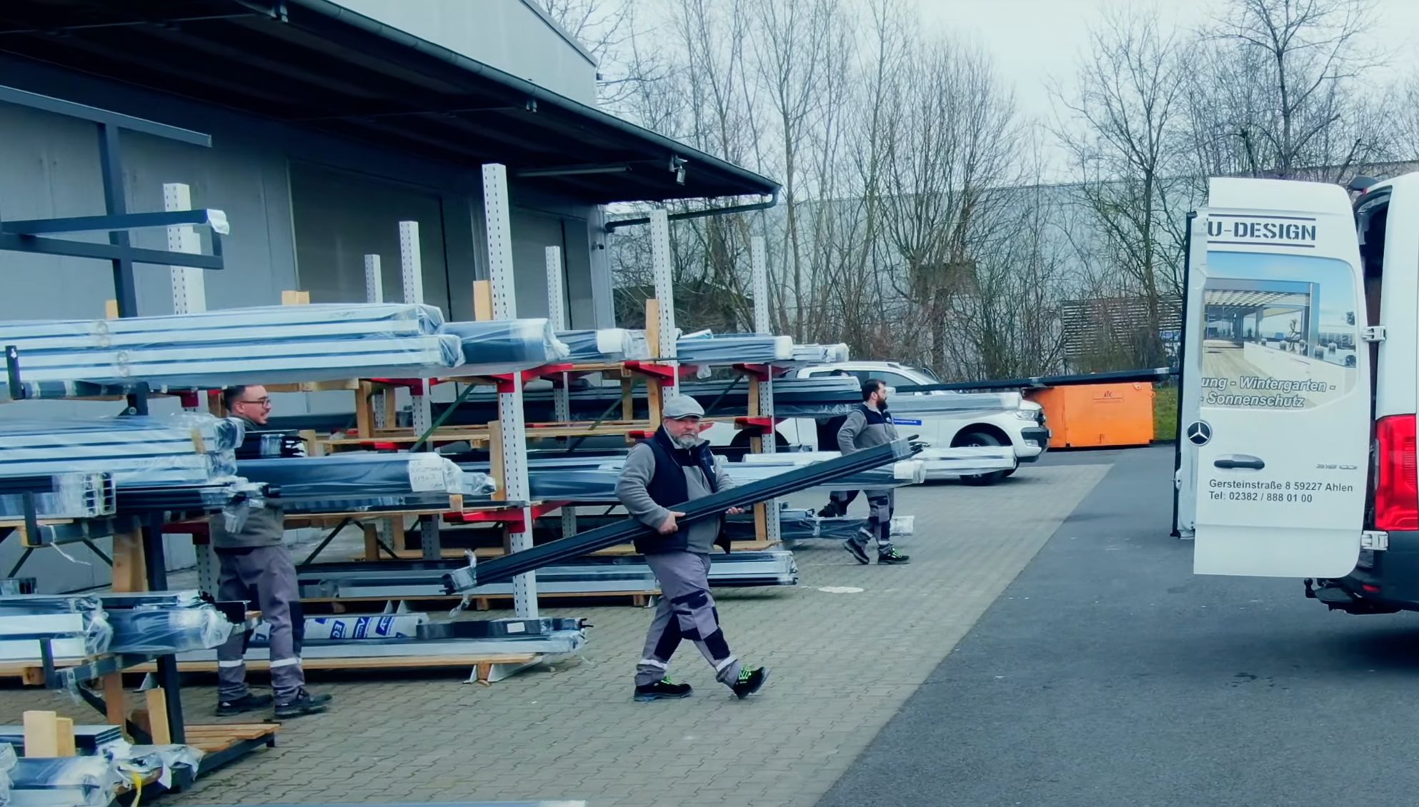 mannen laden materialen in het busje voor de veranda.