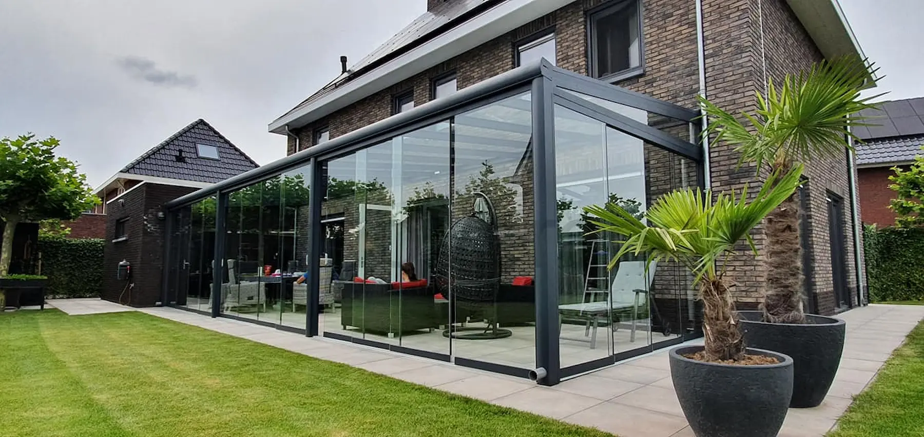 Glazen schuifwand op maat buiten