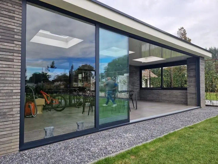 Houten overkapping met elegante schuifwanden