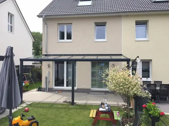 Zwarte veranda in de tuin bevestigd aan woning