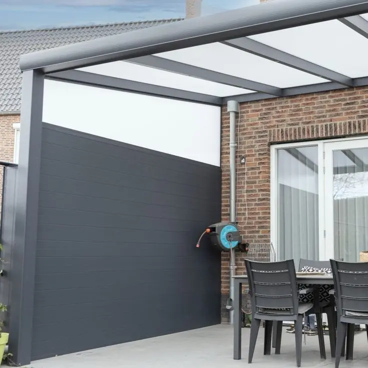 Veranda met zijwand en spie