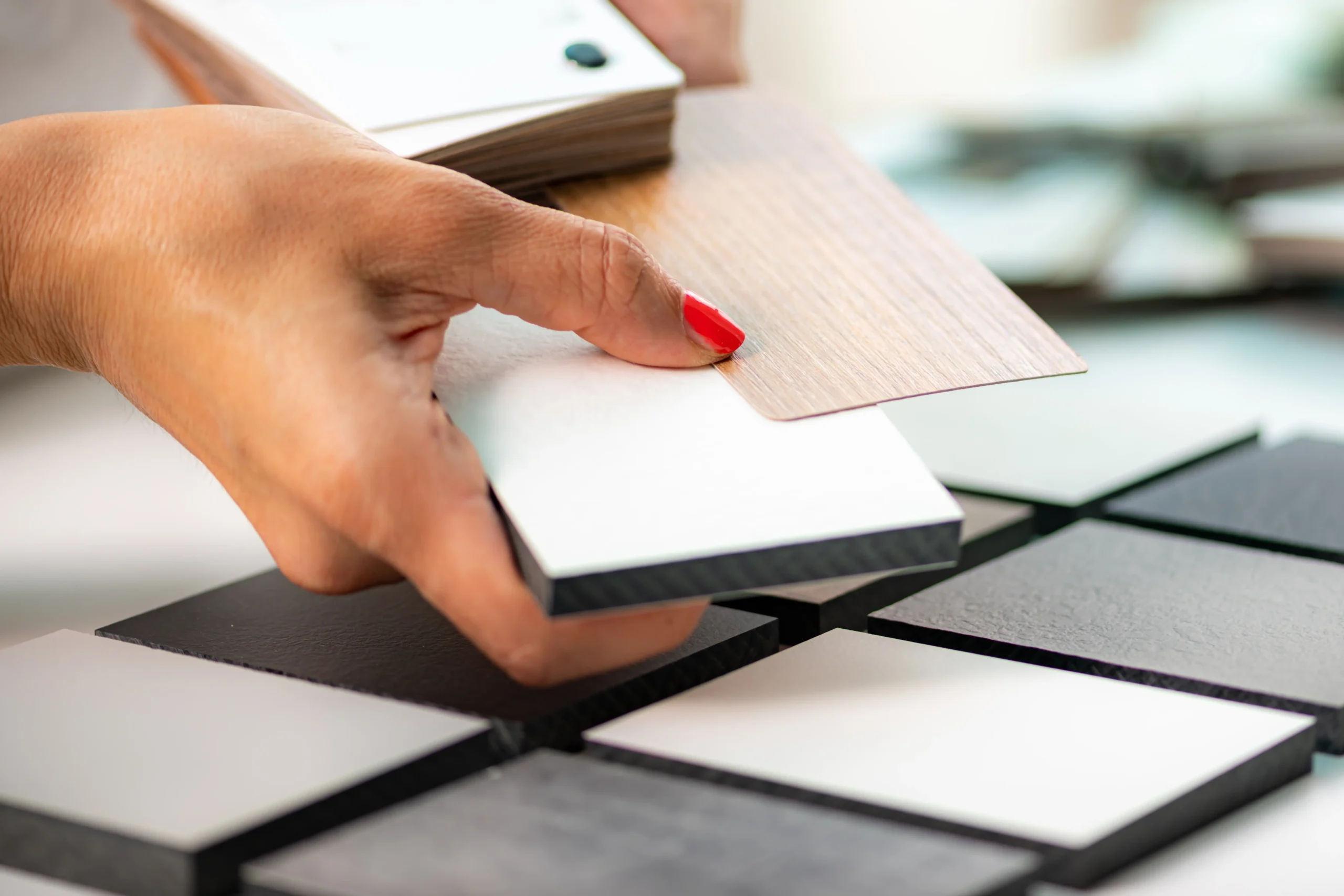 materialen kiezen vrouwen hand met rode nagel