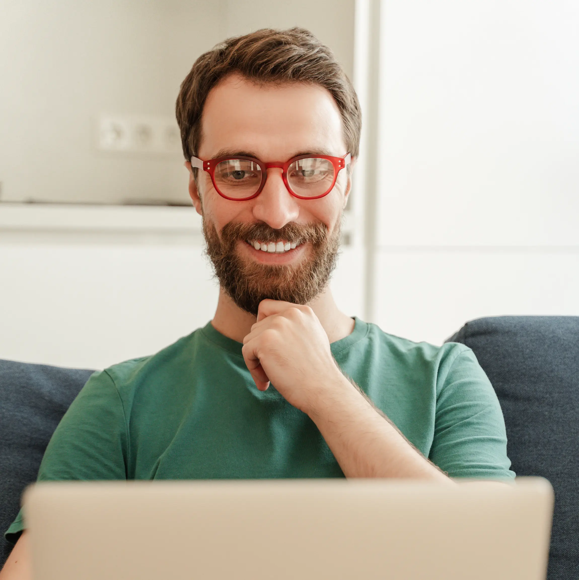 offerte aanvragen meneer met rode bril achter laptop