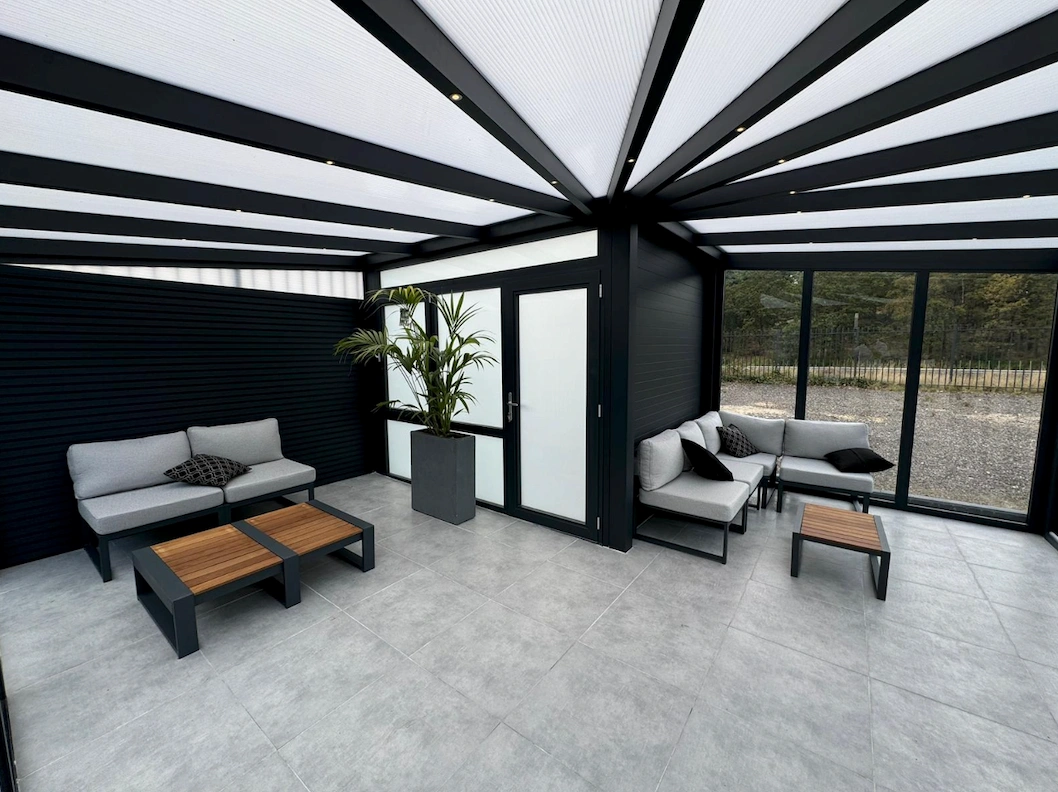Grote tuinkamer met zwarte afwerking