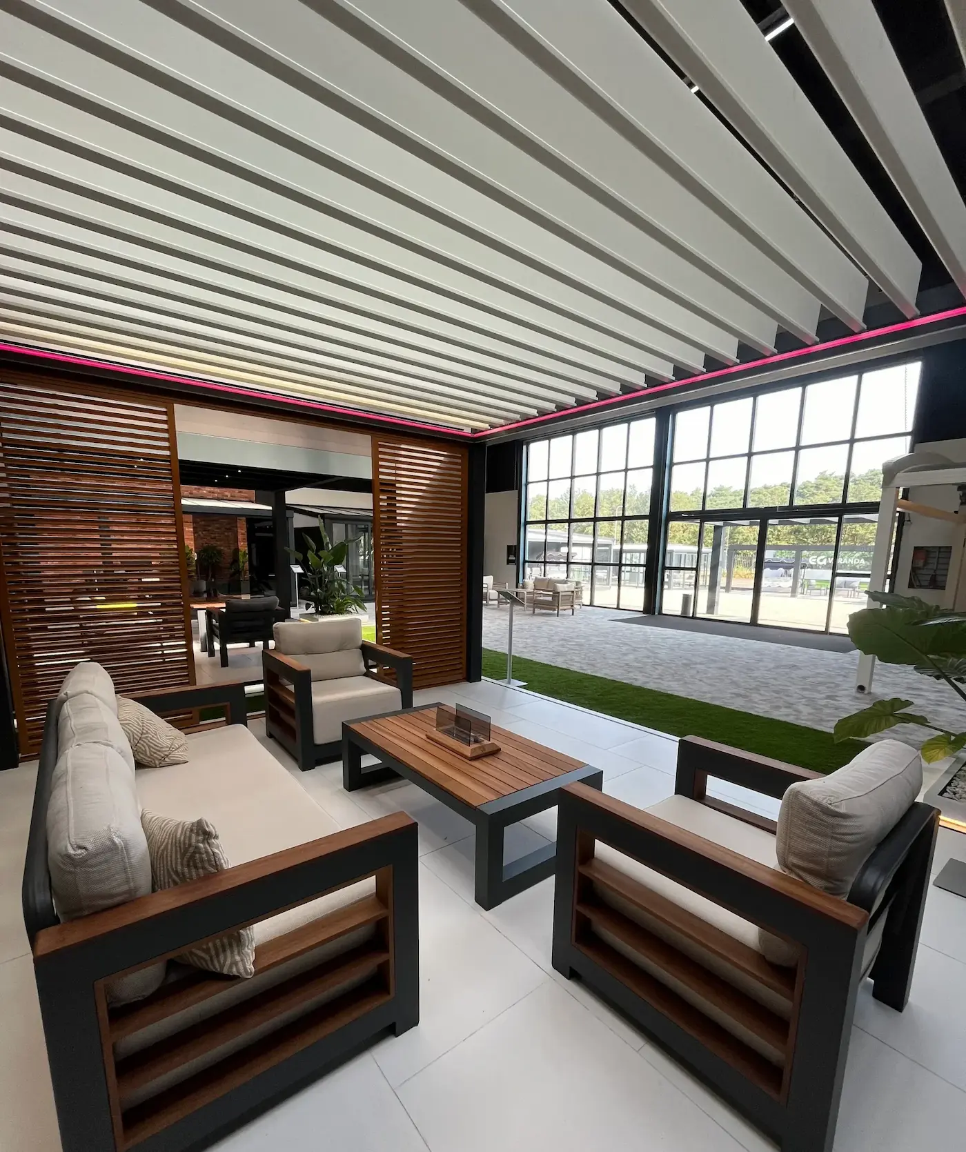 Aluminium overkapping met shutters bij EG Veranda